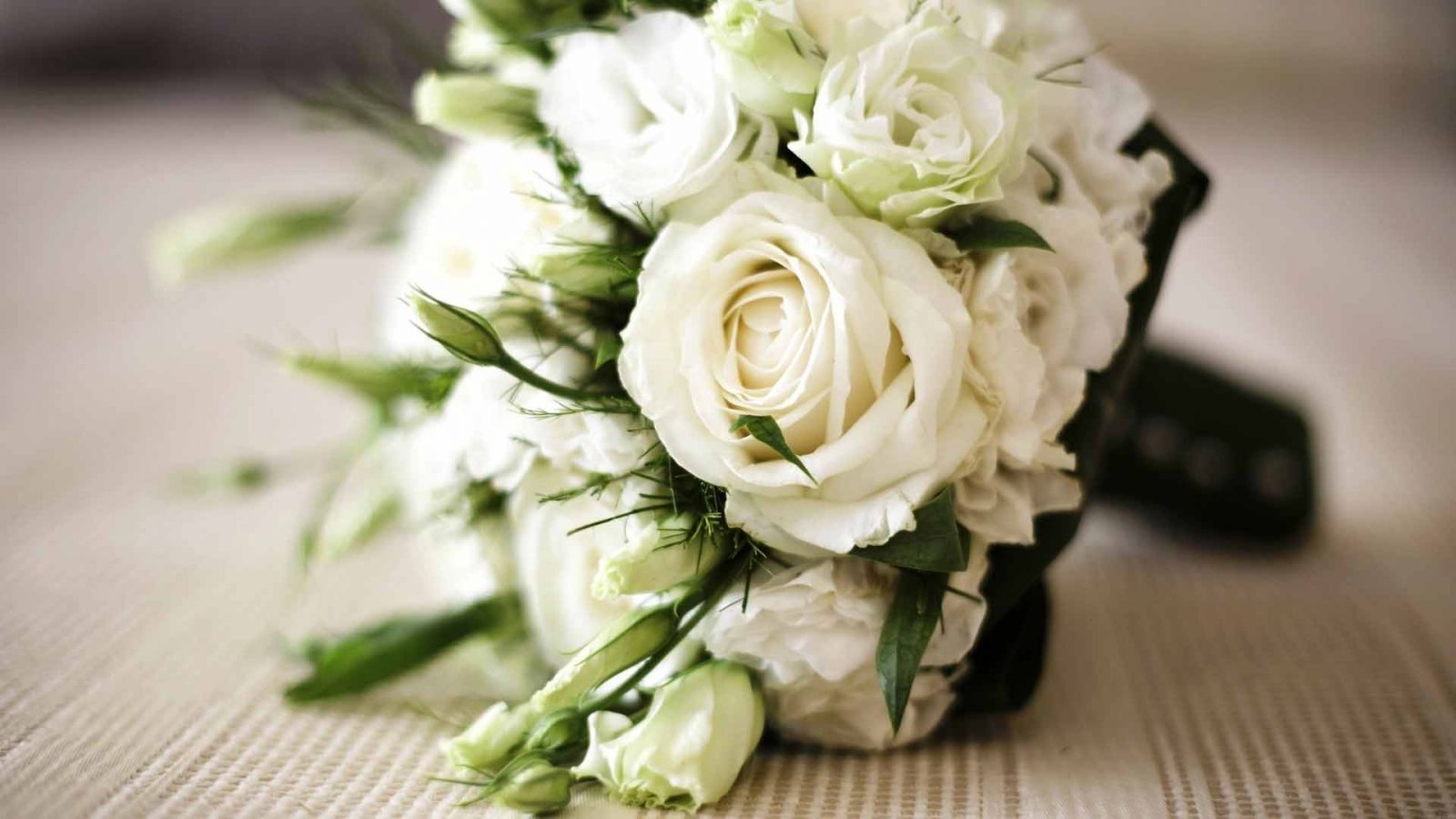 Свадебный букет невесты из роз белый, заказать купить с доставкой