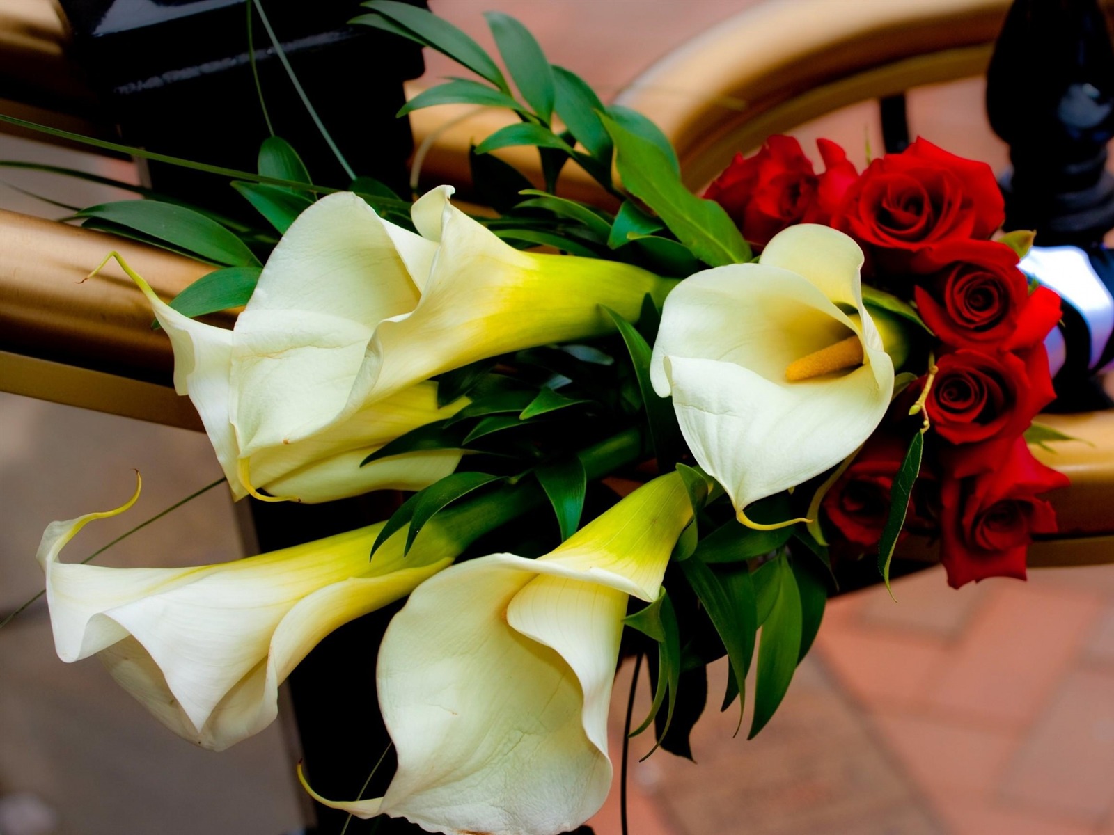 Какие цветы подарить мужчине девушке, паре - доставка в Минске