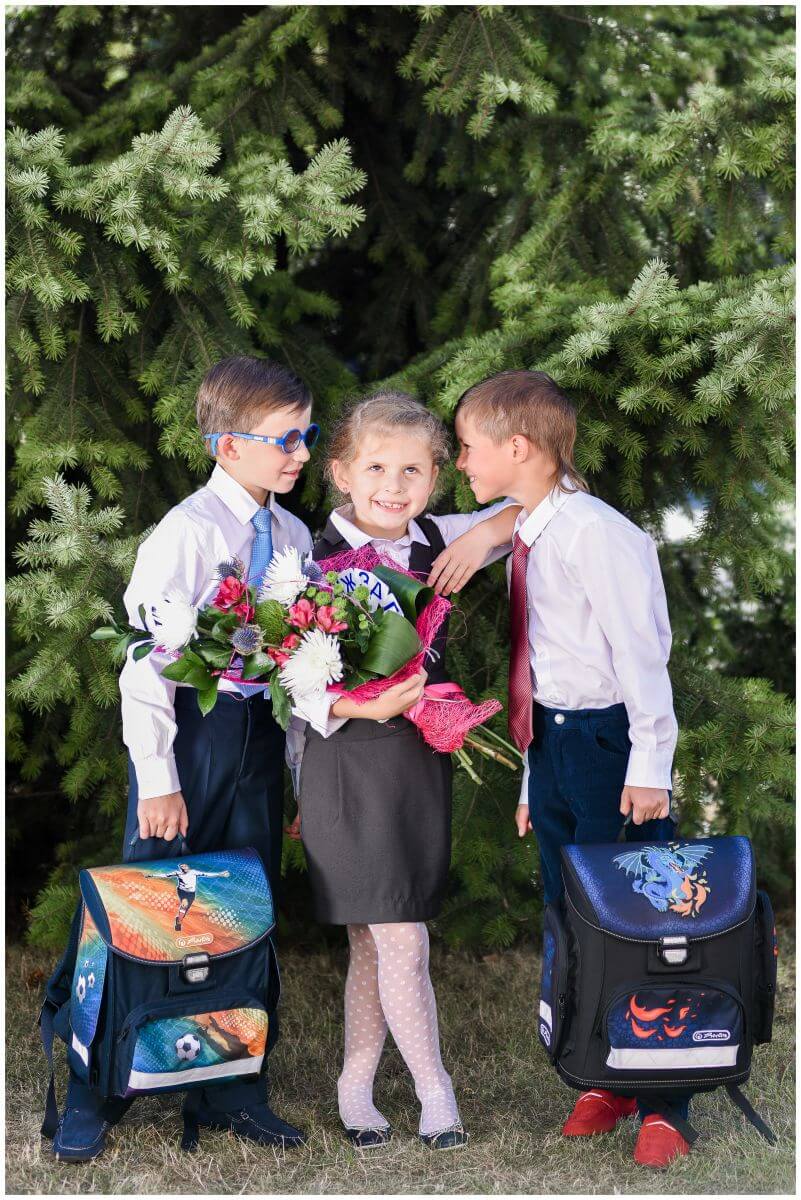Школьники с букетами цветов на 1 сентября фото