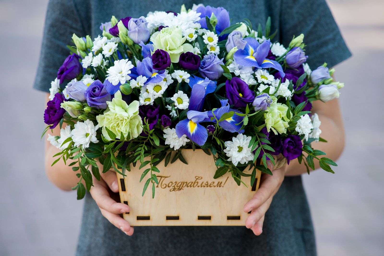 Купить корзину цветов: орхидеи, тюльпаны, розы с доставкой