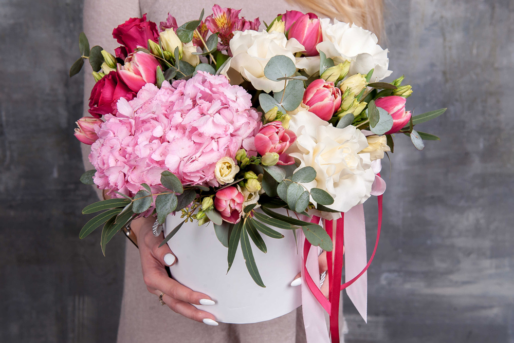 Купить цветы в Минске с доставкой ❤️ Розы букеты в корзинах