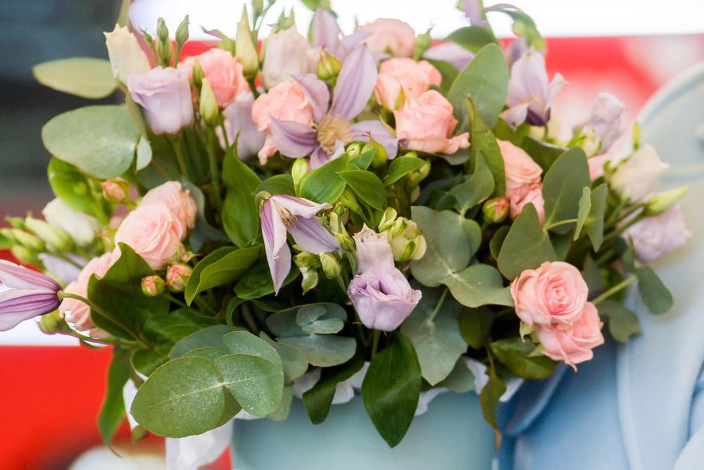 Купить цветы и цветочные композиции, букеты роз в коробках фото